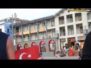 Amerikalılara Türk Bayrağı Verip Neye Benzediğini Sormak