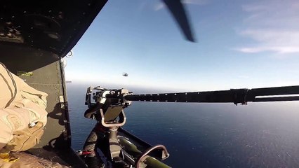 [軍事紀錄-直升機系列]美海軍陸戰隊 UH-1Y Venom 蛇毒式多用途直升機的側門防衛機槍 空中實彈演練