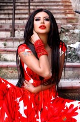 Ebru Polat Mezun Olduğu Hukuk Fakültesinin Önünde Poz Verdi