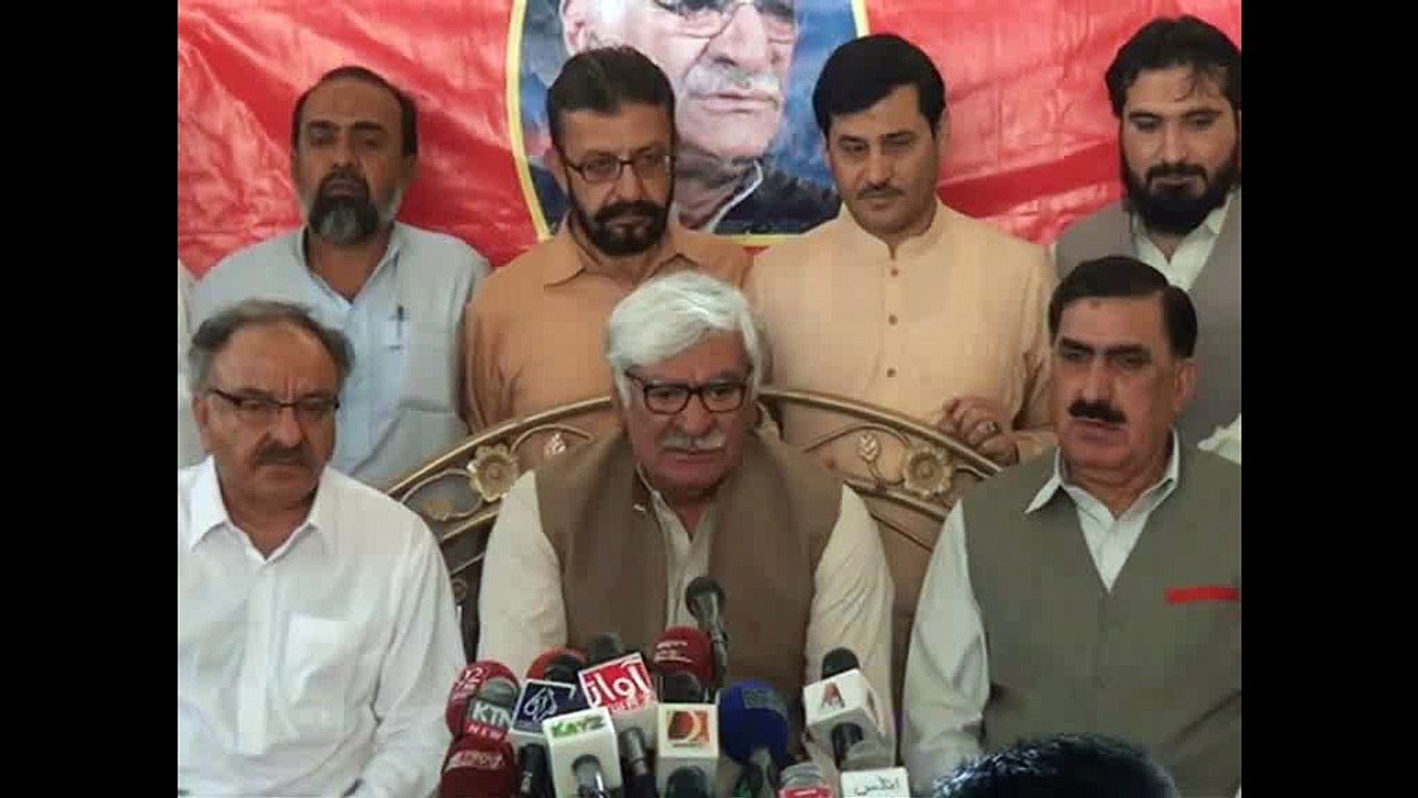 عوامی نیشنل پارٹی کے مرکزی قائد اسفندیار ولی خان مردان ہاؤس میں پریس کانفرنس کر رہے ہیں