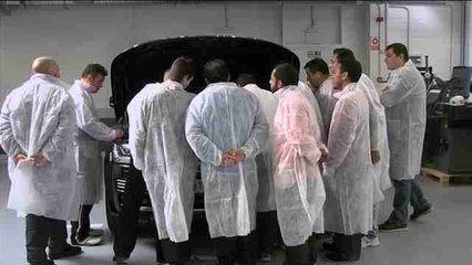 Land Rover y Cruz Roja se unen para dar cursos de mecánica a familias en paro