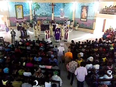 Dimanche de la Caritas - Dons et aides des paroissiens et associations reçus et bénis par Mgr Paul Abel Mamba