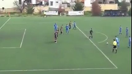 Baston et course poursuite sur un terrain de foot