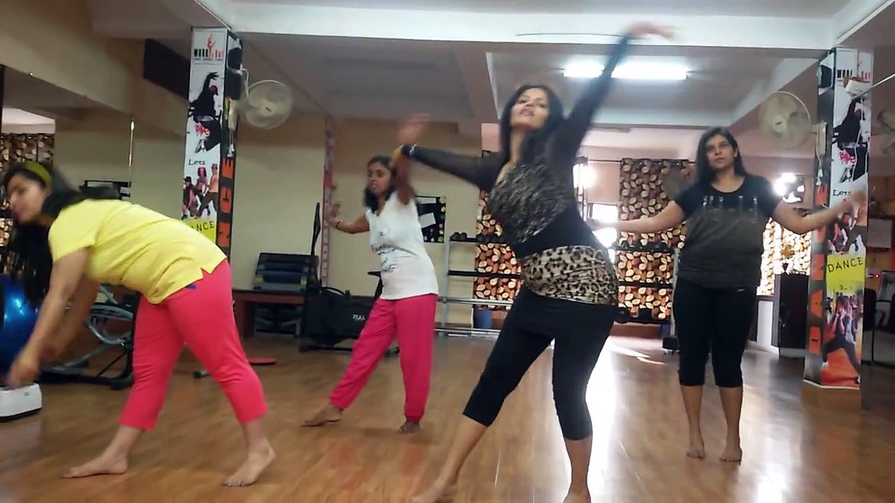 Indian Girls Dancing on Desi Look Leela Sunny Leonne HD Video