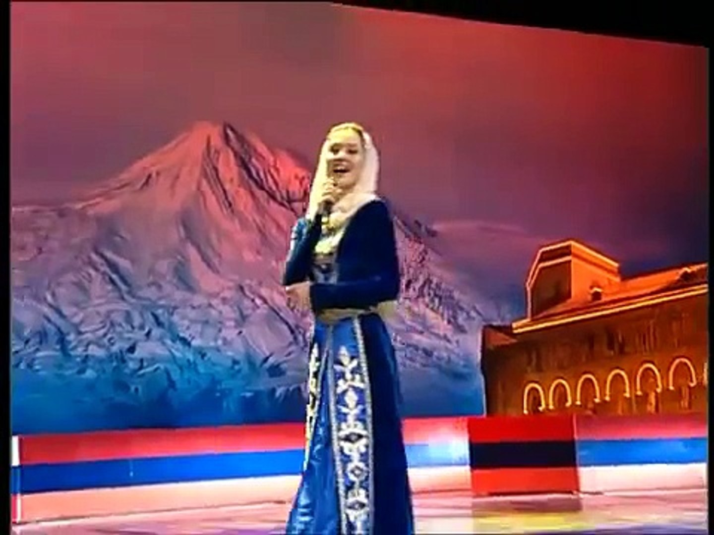 ⁣Chechen Girl Sings Armenian Patriotic Song Hay Qajer (Heda Hamzatova) Russian/Armenian Festival