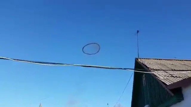 Un cercle noir mystérieux dans le ciel