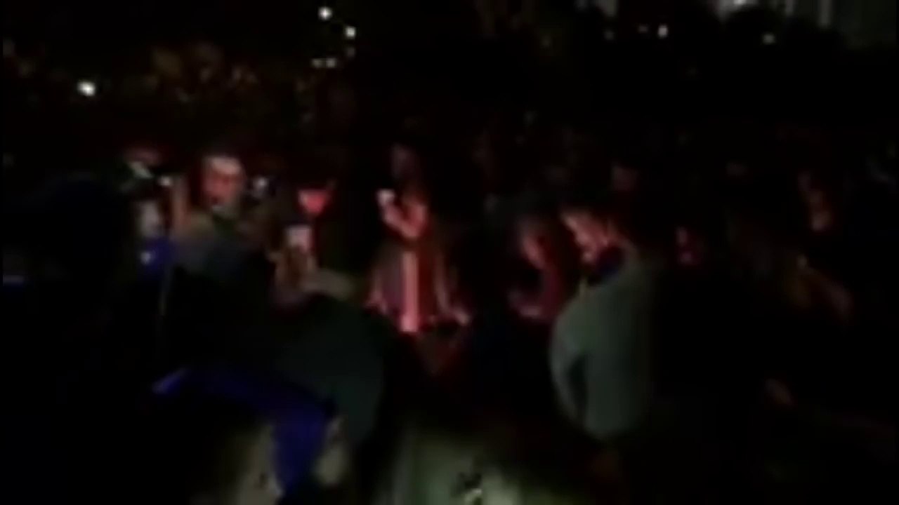 Les fans de l'équipe du Kentucky mettent le feu dans State Street après leur défaite!