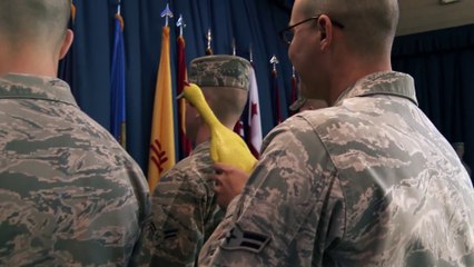 Test du poulet en caoutchouc pour etre Garde d'honneur de l'US Air Force