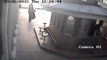 Camiden Hırsızlık Anı Güvenlik Kamerasında