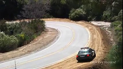 A pleine vitesse sur ça moto, il illustre le propos  "La peur du gendarme !"