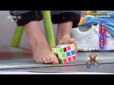 Elleri ve Ayakları ile Aynı Anda İki Farklı Rubik Küpünü Çözen Çocuk