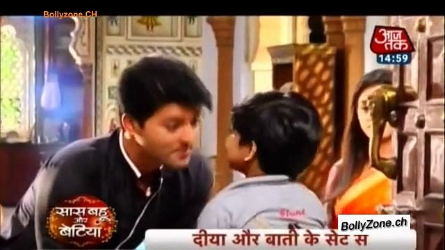 Sandhya Ke Bhai Ne Chinni Rathi Parivaar Ki Khushiyan!! - Diya Aur Baati Hum - 7th April 2015
