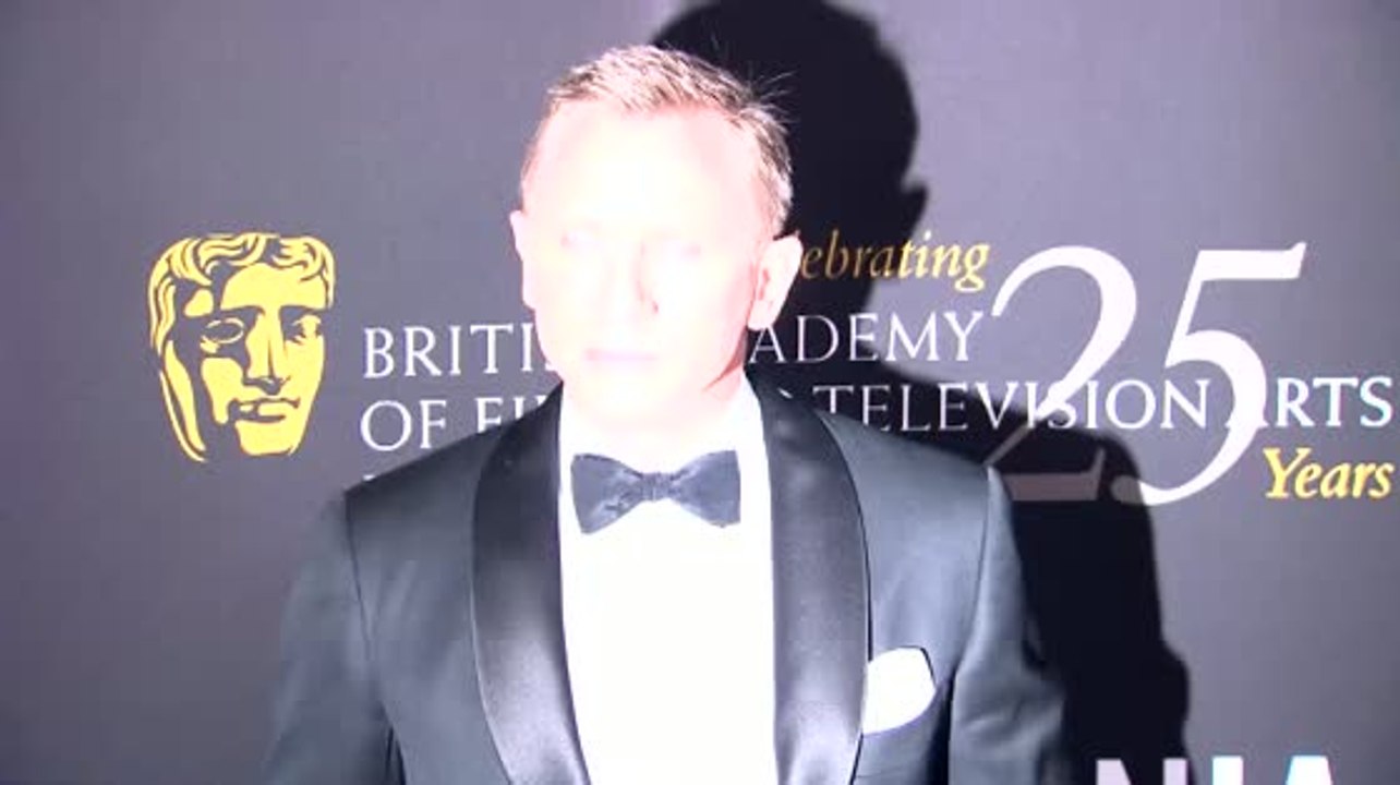 Daniel Craig Has Knee Surgery