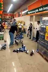 Homem enganado pelo supermercado se revolta e quebra tudo!