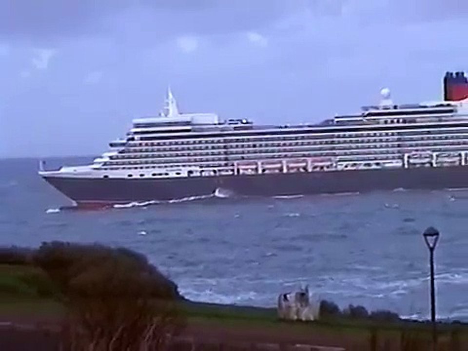 Queen Elizabeth cruise ship leaving A Coruña in rough sea