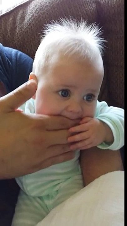 Babasının Parmağıyla Garip Sesler Çıkaran Bebek