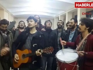 Öğrencilerden Üniversiteyi Terk Etmeme Eylemi