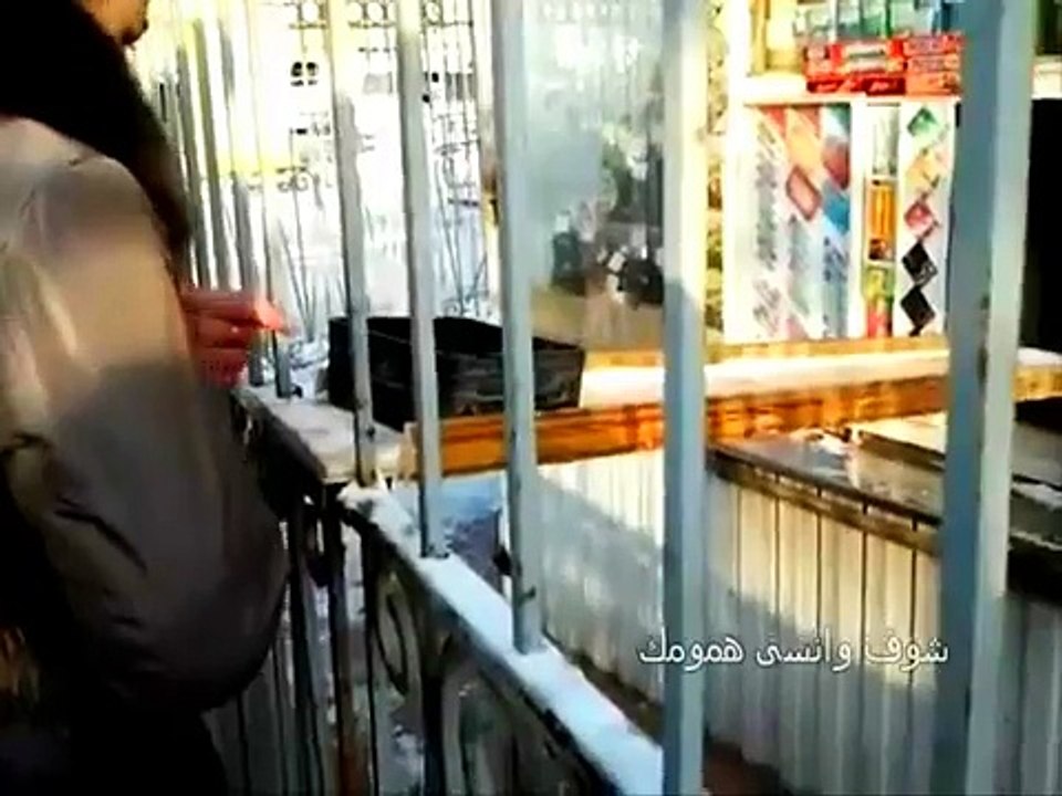 شي غريب من وراء القضبان