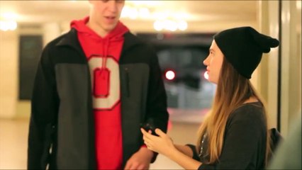 Elle embrasse des inconnus dans la rue