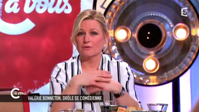 Valérie Bonneton au bord des larmes dans C à vous