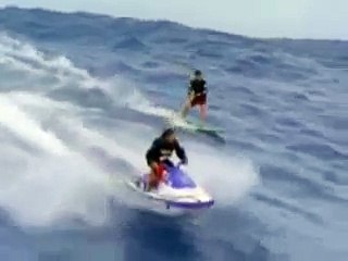 Il surfe sur la vague la plus haute du monde