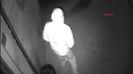 Sakarya Hırsızların Kepengi Açma Çabası Güvenlik Kamerasında