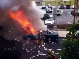 Courageux pompiers face à l'explosion d'une voiture