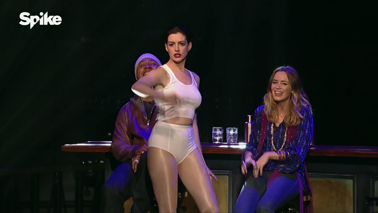 Anne Hathaway se prend pour Miley Cyrus dans Lip Sync Battle