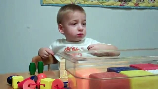 Un enfant sourd de 2 ans entend la voix de sa Maman pour la première fois.