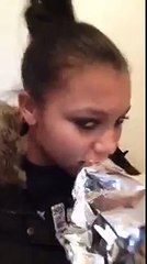 Cette Jeune Fille fait un Rot (involontaire) à l'Hélium