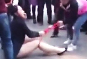 Kavga Ettiği Kadının İç Çamaşırını İndirdi