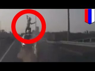 Сбитый мотоциклист перекувырнулся в воздухе и приземлился на крышу движущейся машины