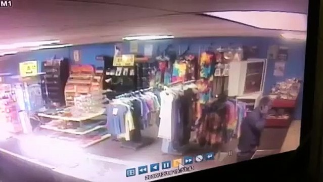 Ecrasé par un camion, il continu sa conversation au téléphone!