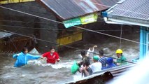 Cruzar una calle durante el tifón Juaning (Filipinas)