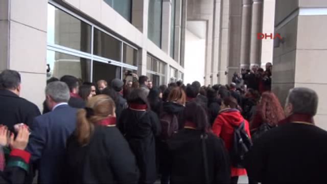 Avukatlardan Adliye Önünde 'Aranma' Protestosu