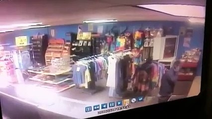 Ecrasé par un camion, il continu sa conversation au téléphone!