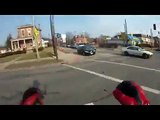 Motard  VS conducteur débile, gros crash dans un embouteillage!