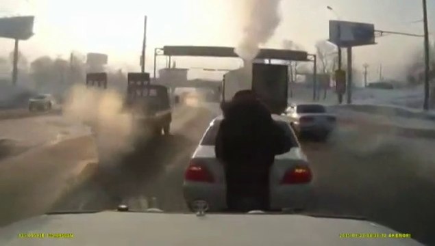 Iron Man: водитель не успел выставить знак аварийной остановки и был вмят в свое авто