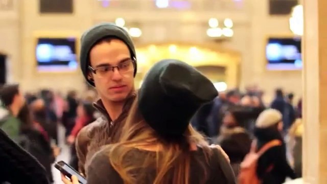 Cette jeune fille essaye d'embrasser des inconnus