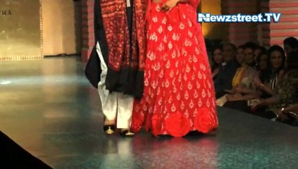 Hand in hand Sonakshi teaches father Shatrughan how to walk