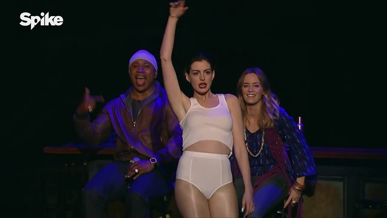 Anne Hathaway canta " Wrecking Ball" al mejor estilo de Miley Cyrus