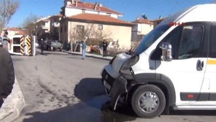 Karaman?da Öğrenci Servisleri Çarpıştı: 6?sı Öğrenci 8 Yaralı