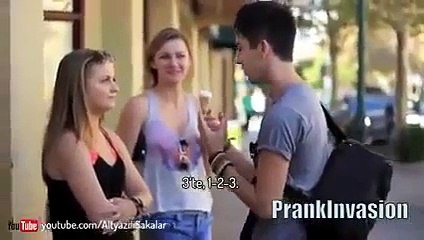 Gözünü kırpan bu adamla öpüşmek zorunda kalıyor