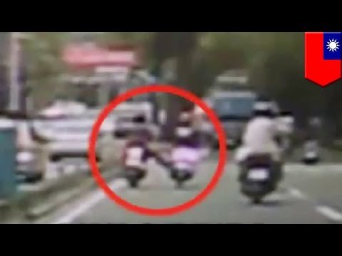 Motociclista con caso de ira extrema al volante muere luego de intentar patear a otro conductor