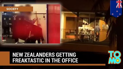 موظف نيوزلندي يقوم بعرض مثير لمرتادي النادي