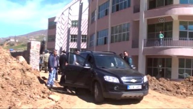 Vali Canbolat, Şemdinli'de İncelemelerde Bulundu