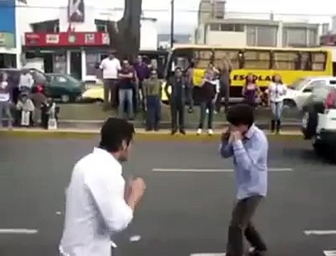 un amigo no separa una pelea, llega con una patada voladora (Ambato-Ecuador)