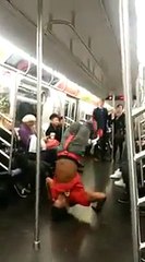 Dançarinos atuam dentro de trem em Nova York (1)