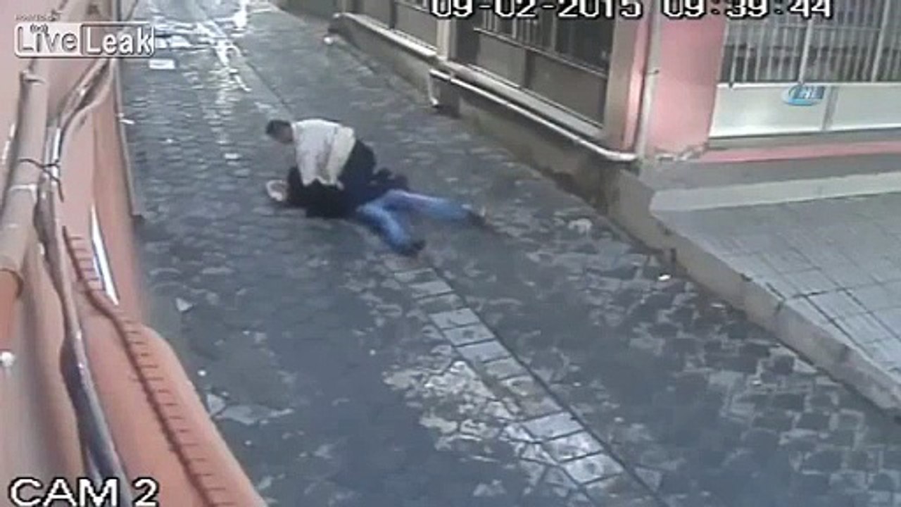 Comment ce courageux sauve une femme.
