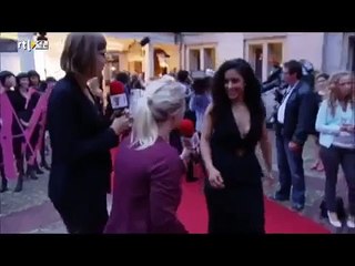 Toprak Yalciner zonder bh over de rode loper